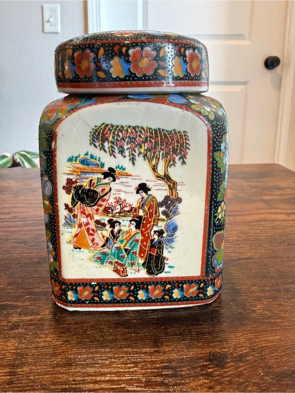 Beautiful vintage Asian porcelain ginger jar (tea caddy)